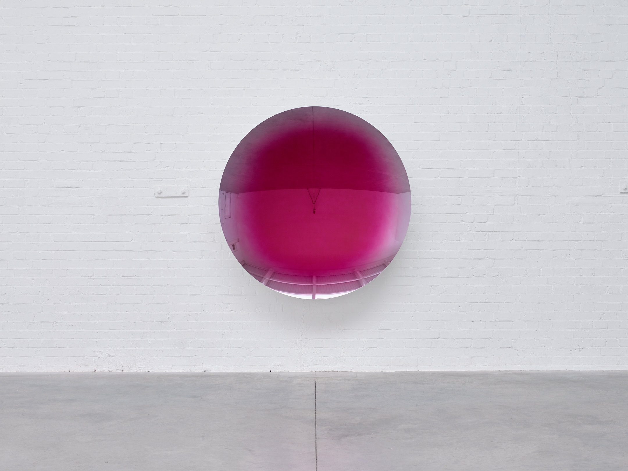 KAPO200011_001 Anish Kapoor, Magenta, 2020. Stainless steel and lacquer, 63 x 63 x 9 5/8 in. (60 x 160 x 24.5 cm). Collection of the Vero Beach Museum of Art: Museum purchase through funds from the Athena Society and the Alice and James S. Beckwith III Endowment for Acquisitions, 2025.02.01. © Anish Kapoor, Courtesy Lisson Gallery.